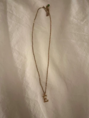 Halsband - Halsband med bokstaven E. 