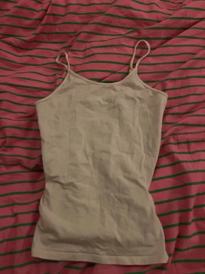  linnetopp  - Säljer en enkel och stilren vit linnetopp med smala axelband. Toppen har en rak och tight passform. Perfekt basic, säljer pga att jag har för många linnen och måste rensa så inget fel på den! (Storlek xs men passar gott och väl S och m då den är streching)🥰