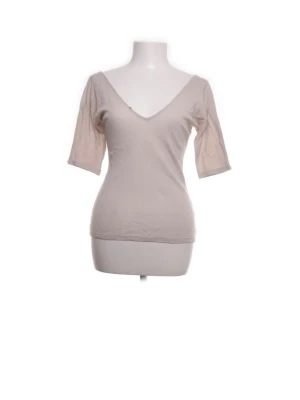 Beige v-ringad topp med trekvartsärm - Säljer en enkel och stilren beige topp med djup v-ringning både fram och bak. Toppen har trekvartsärmar och är figurnära i modellen. Perfekt att matcha med jeans eller kjol för en clean look.