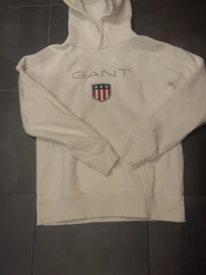 Gant hoodie vit - Säljer en vit gant hoodie som är i nytt skick. Den har tyvärr inte kommit till användning så har bara legat i garderoben. 
