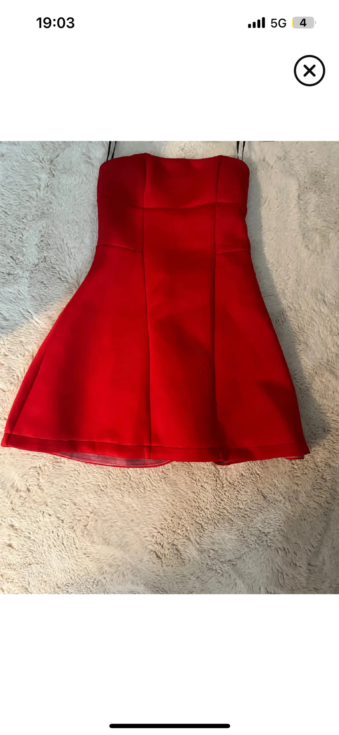 Röd axelbandslös kort klänning