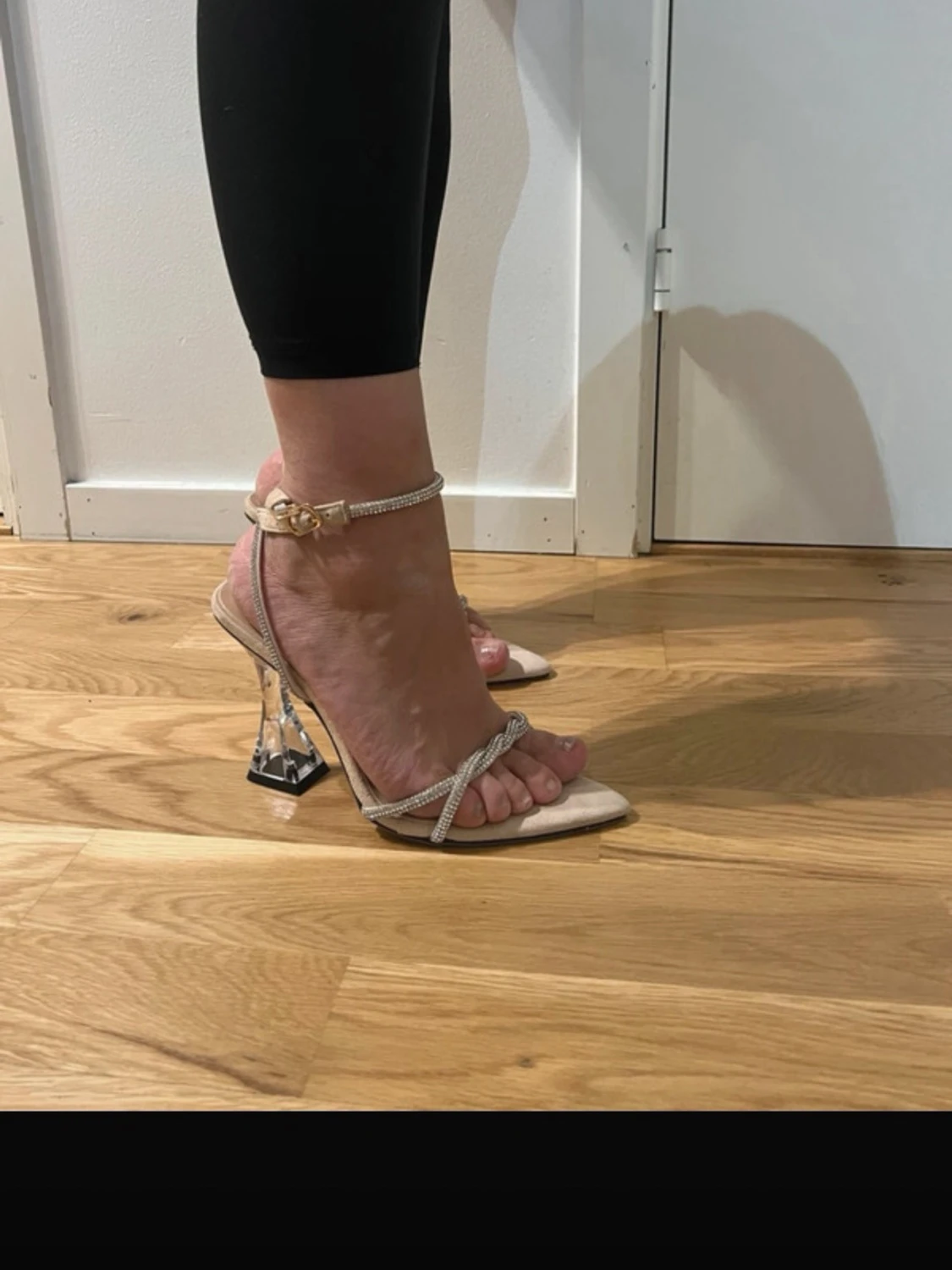 Beige klackskor med glittriga remmar - 4