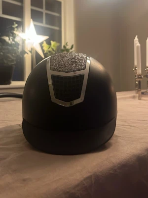 Ridhjälm - Skön och snygg ridhjälm ifrån CRW. Har slått i marken två gånger, men fungerar väldigt bra endå💕 säljer pga jag har köpt en ny hjälm❤️ 