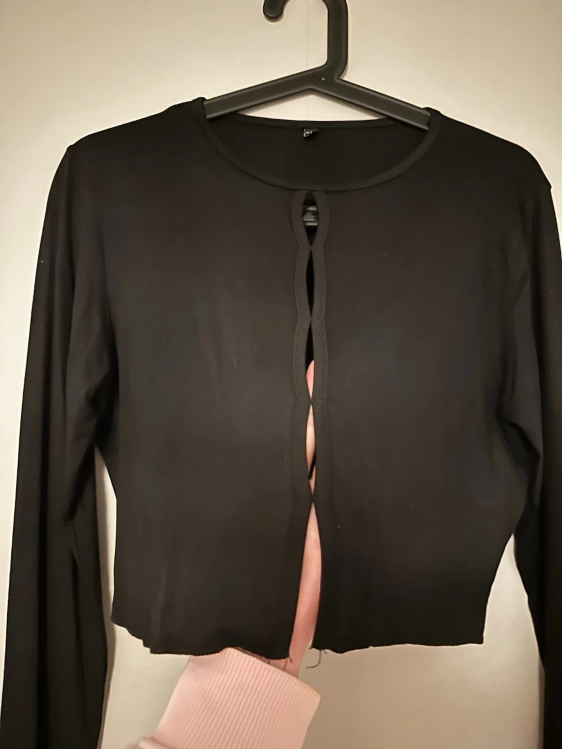 Svart topp med öppning framtill - 1