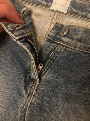Bootcut jeans - Ett par ljusblå bootcut jeans. Det står ingen storlek i dem, men de passar mig som är 160 isch. Skulle säg att de passar de som vanligtvis har storlek xs-m i jeans. De är lågmidjade och väldigt snygga på! Skriv om ni har frågor! Priset kan diskuteras och jag kan gärna mötas upp!