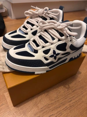 Lv skate - Säljer dessa snygga mörkblåa lv skates i stl 46 men passar även 45. Skorna är helt nya och har använts 1 gång det ända tecken på användning är på undersidan av sulan. Skorna har helt sjuk kvalitet. Kom privat för frågor. A- kopior.                   pris går att diskuteras VID SNABBAFFÄR