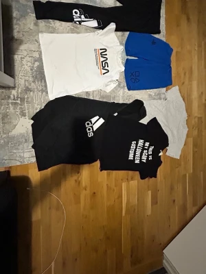 Kläder - 6 stycken kläder                                                                                    Svart byxor: 164 storlek    Blå short:11 12y 150/66           Vit nasa: 11 12y 150/76 svart tröja adidas: 164 storlek  grå tröja: 8 10y 140/68 svart tröja: 12:14y 165/84