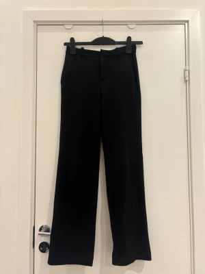 Kostymbyxor  - Sköna kostymbyxor från vero moda i något lösare passform