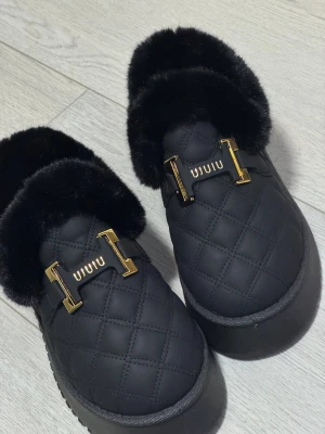 Helt nya uggs boots, storlek 38 - Jättesnygga svarta uggs liknande boots helt oanvända. Jättesköna och mjuka på insidan. 