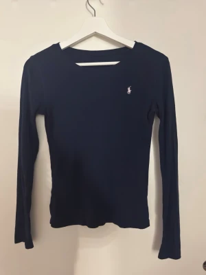 Mörkblå långärmad topp från Ralph Lauren - Säljer en stilren mörkblå långärmad topp från Ralph Lauren. Toppen är i mjuk bomull. Storlek osäker men XS-S🩷