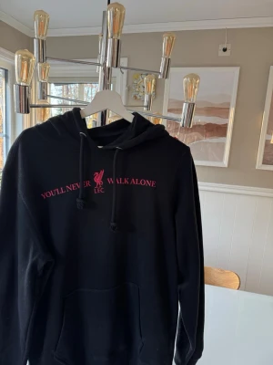 Liverpool Hoodie - Tja, säljer en Liverpool Hoodie storlek Small men sitter som en Medium. Köpt i England. Skriv för frågor och funderingar!