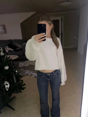 Vit croppad stickad tröja KappAhl - Supermysig vit stickad tröja från KappAhl med croppad passform och långa ärmar. Den är väldigt mjuk och perfekt till sena sommarkvällar eller bara vardagar! Passar även folk med lite mindre storlek och större.