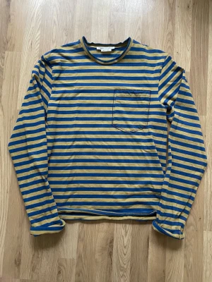 Marc Jacobs FW12 Striped Longsleeve + levis 506 - Marc Jacobs, köpt second hand i Italien. As bra kvalitet och tung. Skriv om fler bilder eller mått önskas. Fint skick.