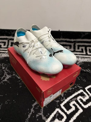 Puma Future (FG/AG) fotbollsskor - Säljer ett par Puma Future fotbollsskor i storlek 42.5. Skorna är bara använda ett par gånger. Inga skador alls. Nypris: 1099 kr 