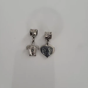 Pandora  berlocker - Dem här två berlocker har aldrig vart använda o tillhörde ett armband som va isär plockat o sen slängt för ja inte visste vad de var. Tror inte just dem här säljs längre, köpta från Pandora ungefär 600st.Hör av er vid frågor, kan även sälja styckvis.