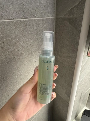 Caudalie Vinoclean Cleansing Oil - Caudalie Vinoclean Makeup Removing Cleansing Oil i en genomskinlig plastflaska med pump. Oljan är ljusgrön och passar alla hudtyper. Innehåller sötmandel och är perfekt för att ta bort smink från ansikte och ögon. Flaskan rymmer 75 ml.