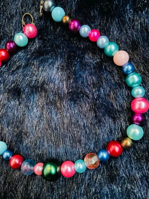 By prisförslag - kattHalsband Small  mix färger och storlek pärlor varje är unik  - Gäller storlek Small. Varje är Unik väst med färgglada pärlor i olika storlekar och nyanser. Olika pärlor i blått, rosa, rött, grönt, lila och guld. Perfekt för dig som vill sticka ut med en kreativ och lekfull stil.