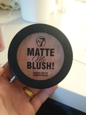 W7 Matte Me Blush Up Above rouge - Matt puderrouge från W7 i färgen Up Above. Kommer i en rund svart dosa med genomskinligt lock. Färgen är en mjuk, ljusrosa ton som ger en naturlig look till kinderna. Innehåller 8g produkt och är enkel att applicera med borste. Ända anledningen att jag säljer är för att jag har för mycket rouge hemma