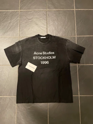 Acne studios plagg - Skicket är 10/10 på alla. Longsleeve: 1049kr. T-shirt; 799 kr. Halsduk: 600kr. Skriv vad som önskas!
