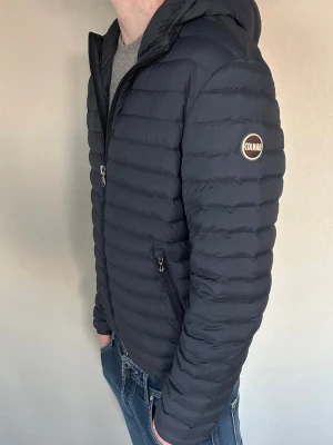 Colmar Jacka herr - Tja säljer nu denna riktigt snygga och populära colmar jacka i storlek M där nypris är cirka 4500kr, skick 7/10 inget visuellt men finns små hål i jackan som man ser på bild men inte något man tänker på, vid minsta lilla fundering är det bara att höra av sig! Mvh Santén 