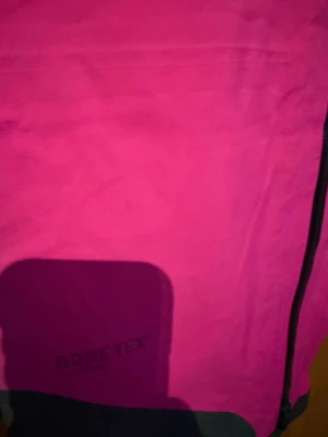 Peak Performance rosa Gore-Tex skalbyxor  M - Säljer ett par sjukt snygga rosa täckbyxor från Peak Performance, modell Black Light. Byxorna har svarta förstärkningar vid bensluten, dragkedjor på sidorna och är gjorda i slitstark Gore-Tex. Perfekta för vinter och skidåkning.