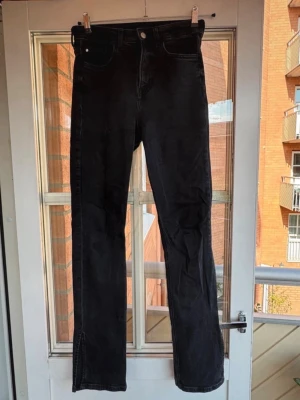 Svarta jeans - Från början svarta jeans som är lite urtvättade. Slits längst ner på båda benen. Inget att anmärka på.