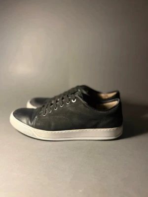 Lanvins - Lanvins i mocka utan glans säljs för 1249kr. De är bara att fråga frågor vid fundering!😊