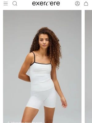 Exercere Active Tank Top - White/Black - Säljer denna super fina tränings toppen ifrån Exercere i storlek XS. Original pris 735kr. Den är använd få gånger men inga defekter så i mycket bra skick🤍🧘🏼‍♀️
