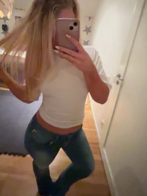 Replay lågmidjade jeans  - Säljer ett par replayjeans eftersom de är lite för stora för mig, storlek 31, använda max 5 gånger,jag postar snabbt. 