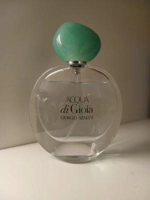 Acqua di Gioia Giorgio Armani💦🦋 - Acqua di Gioia av Giorgio Armani är en frisk och härlig doft som jag blev förälskad i när jag fick den! Väldigt fräsch och uppfriskande doft använd med max 4 sprut, i stort sett helt oanvänd. Flaskan har mycket kvar att ge🩵