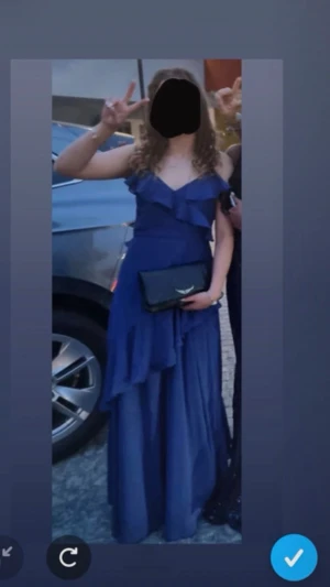 Blå balklänning med volang  - Klänningen är i nyskick. Den har inbyggd bh, dragkedja i ryggen, golvlängd, och lite ljusare än marinblå. Köptes för 1400kr från Glamlora. (Zoomade ut bilderna så de syns bättre)        Mått (cm):  Byst: 84, Midja: 63, Höft: 93, Hollow to floor: 147