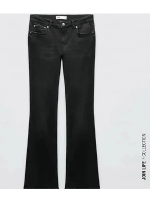 Svarta bootcut jeans från Zara - Säljer ett par svarta bootcut jeans från Zara med klassisk femficksdesign och knappstängning. Jeansen har en snygg utsvängd passform och är tillverkade i mjukt jeansmaterial. Perfekta för dig som gillar en stilren look med lite edge. Lite slitna nere vid foten annars superfin!!