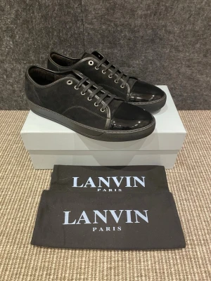 Lanvin skor  - December REA! Hej, säljer nu dessa svin snygga lanvin skor. Skorna är i grymt skick! Begränsat antal boxar och dustbag. Hör av dig vid frågor. 
