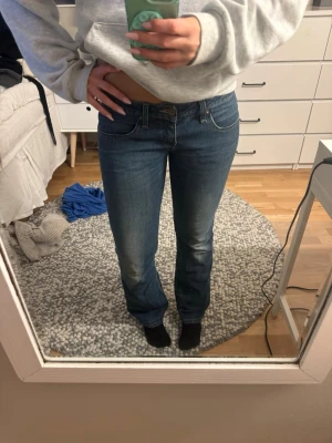 Lågmidjade jeans  - Mörkblåa lågmidjade bootcut jeans från big star. Står ingen storlek i lappen men skulle säga att de passar w 27/28. 