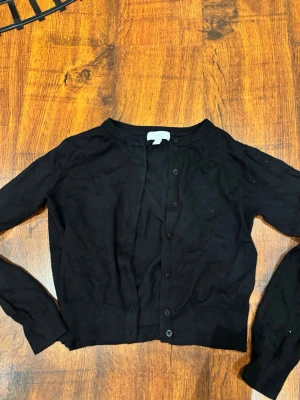 så fin kofta ifrån h&m - jätte fin kofta ifrån h&m!! Den är sparsamt använd och har inga defekter vad jag kan se💞