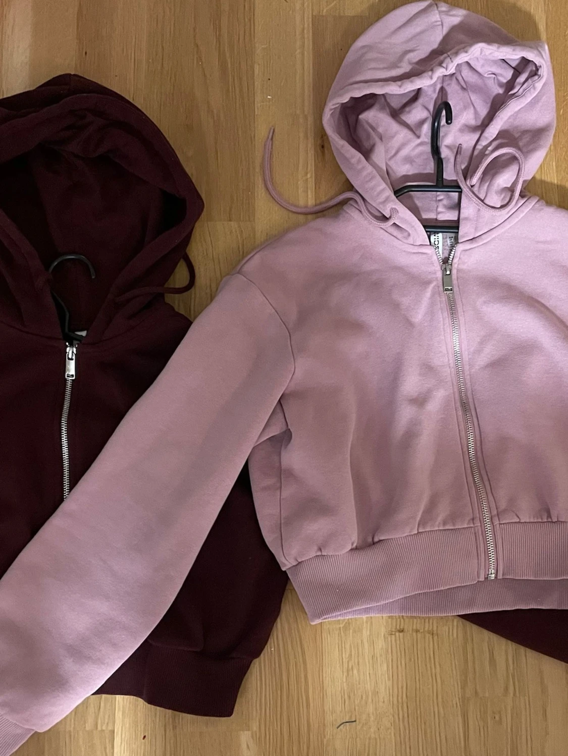 2 croppade ziphoodies i storlek S (kan säljas separat) - 1