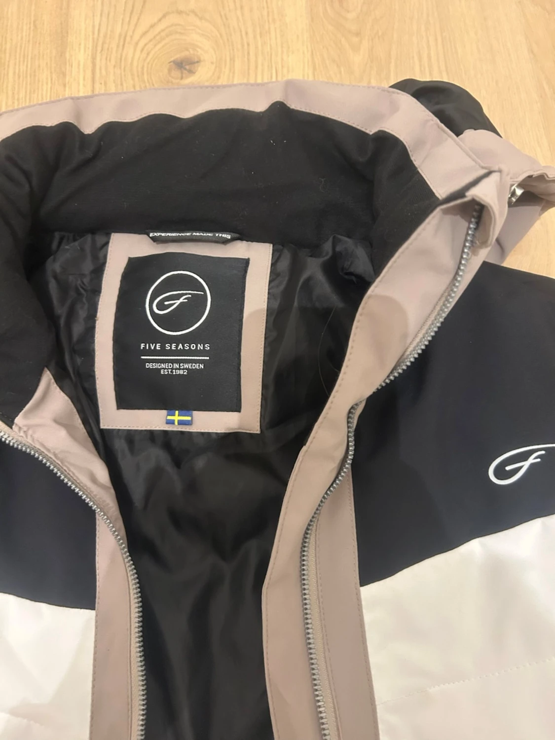 Beige och vit pufferjacka från Five Seasons - 2
