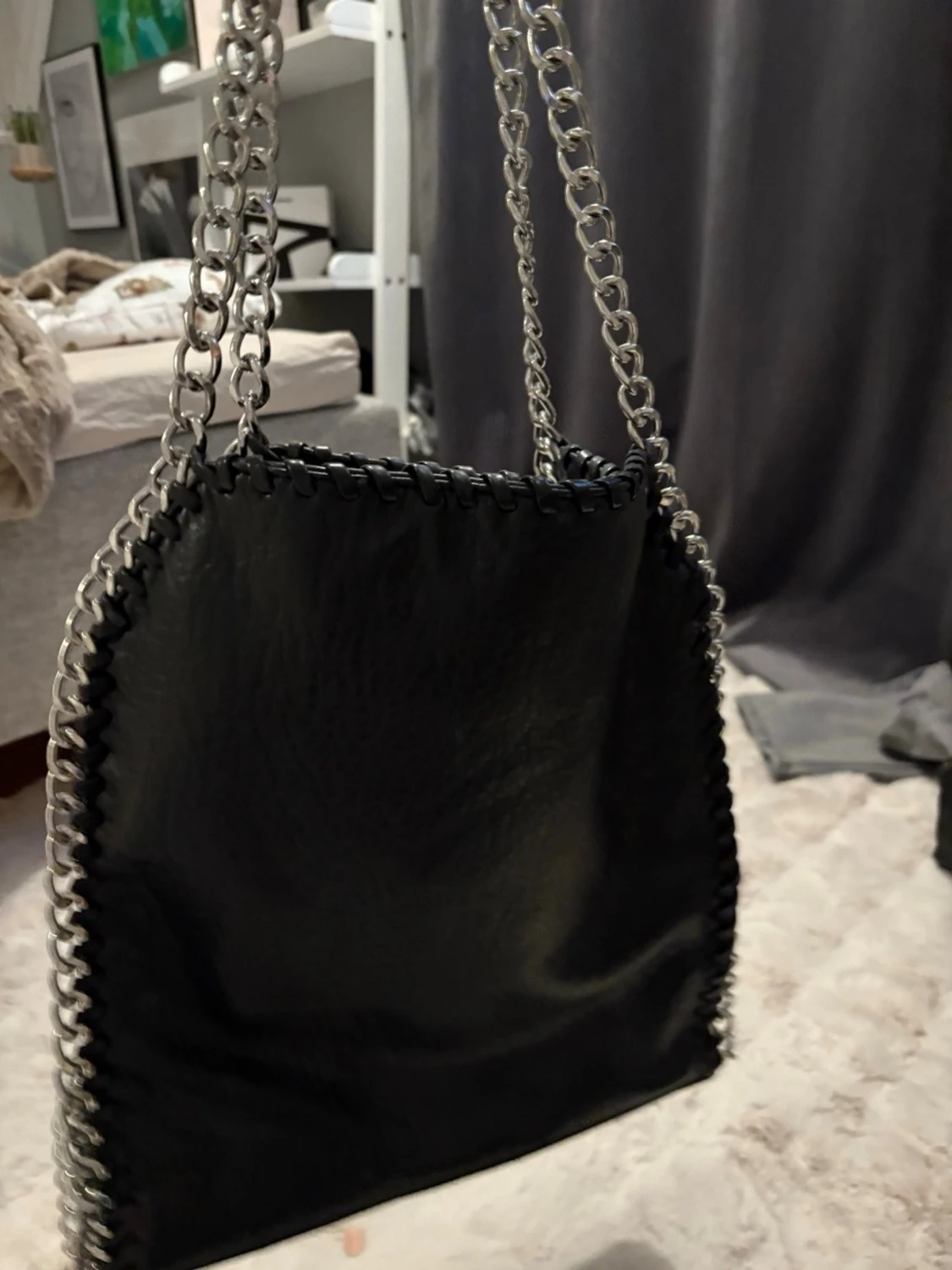 Svart axelväska med kedjedetaljer från TIAMO - 2