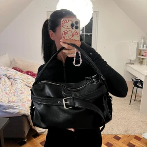 Väska - Superfin väska!! Perfekt nyårsväska som är rymlig och snygg. Passar både som festväska/jobbväska/skolväska. Nytt o fint skick!! Aldrig fått chansen att använda den!