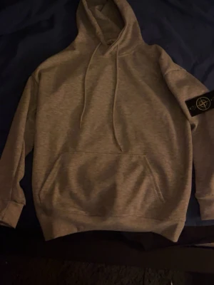 Stone Island hoodie  - En grå stone Island hoodie aldrig andvänt den 