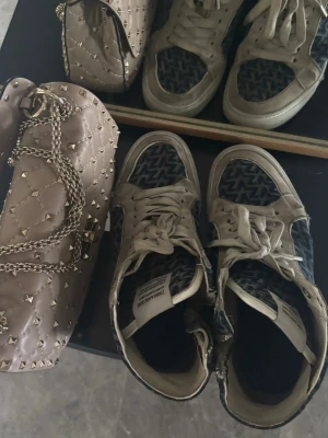 Zadig & Voltaire mönstrade high top sneakers - Säljer ett par high Zadig skor. Mycket väl använda. Behöver lagas på vissa ställen (se bilder) sköna o snygga att gå i.🩷🩷