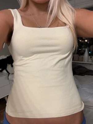 Gul topp - Gul topp ifrån Gina tricot. Aldrig använd men utan prislapp kvar då den köptes i våras. Storlek s och i en ljusgul färg!! Säljs då den inte kommit till användning.