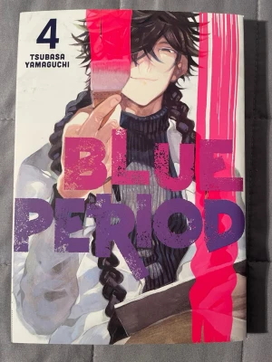 Blue Period vol 4 - Blue Period är en manga som följer Yatora, en ung kille som upptäcker konstens värld och kämpar med självförtroende och uttryck. Perfekt för dig som gillar inspirerande berättelser om att hitta sin passion och våga satsa på sina drömmar.