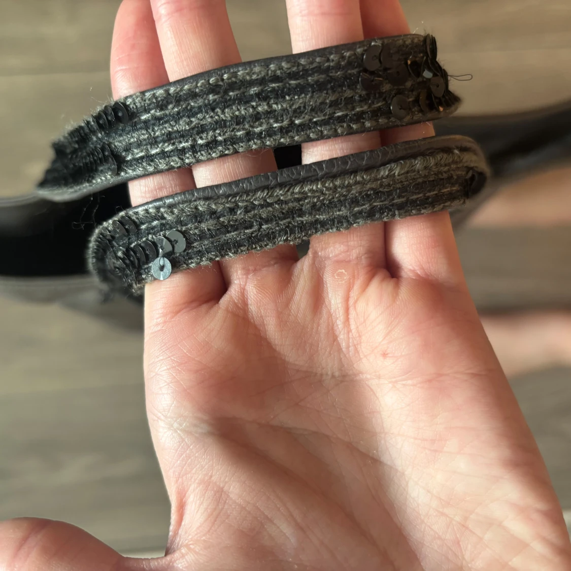 Grå skinnväska med paljettdetaljer - 4