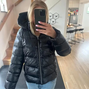 Svart pufferjacka - Svart jacka från Everest! Storlek 170 men skulle säga att den passar som S! Lägger ut igen pga att jag gärna vill få den såld!