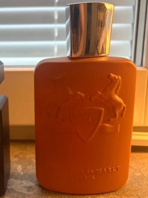  Parfums De marley Althair  - Perfums de marley flaskan ligger på cirka 90 av 125ML. Flaskan kommer med original förpackning. Väldigt fin nisch doft men har på senare tid inte använts alls och därför säljs. Tack för Intresse!