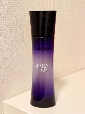 Armani Code for Women Eau de Parfum 30 ml - Armani Code for Women Eau de Parfum, 30 ml. Kvarvarande mängd är markerad med ett svart streck på bild nummer 2. Givetvis förvarad mörkt och svalt. Kommer i originalförpackningen. 
