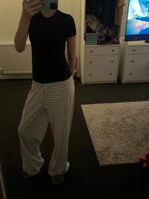  kortärmad topp - Säljer en svart topp med rund hals och korta ärmar. Modellen sitter tajt mot kroppen. Perfekt att matcha med jeans eller kjol för en enkel och clean look. Materialet känns mjukt och stretchigt.🖤