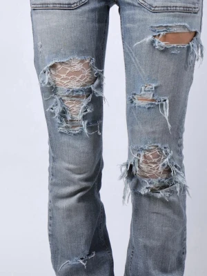 Unika lågmidjade bootcut jeans med spets detaljer  - Jättefina och unika lågmidjade jeans med slitningar. Jeansen är bootcut och har fina spets detaljer i vissa av hålen.   - Storlek: S - Midjemått: 39 cm (ganska töjbara) - Innerbenslängd: 85 cm - Modellen är 175 cm lång för referens  Jeansen är i jättebra skick och har inga defekter (vad vi märkt)!!  Vid frågor eller funderingar - tveka inte att höra av dig🪽