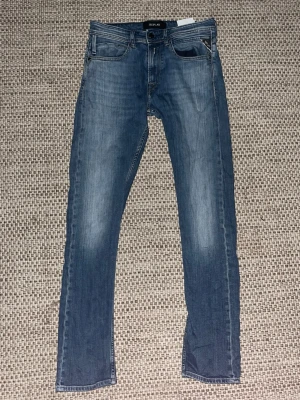 Blå Replay Anbass jeans W29 L32 - Säljer dessa feta Replay Anbass jeans. Köpt för 1200.Men säljer för 599kr. Använda fåtal gånger och är i jätte fint skick. Stl W29  L32